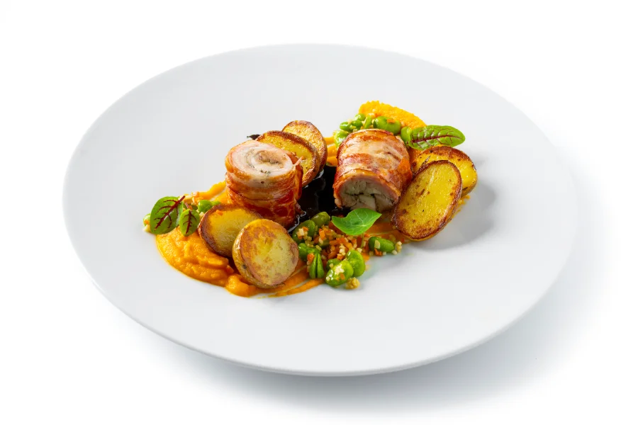 Rolované stehno z farmářského kuřete ve slanině