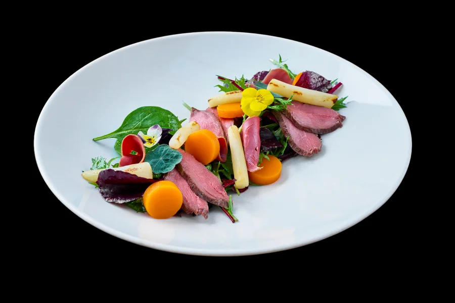 Salát s dančím hřbetem a uzenou srnkou