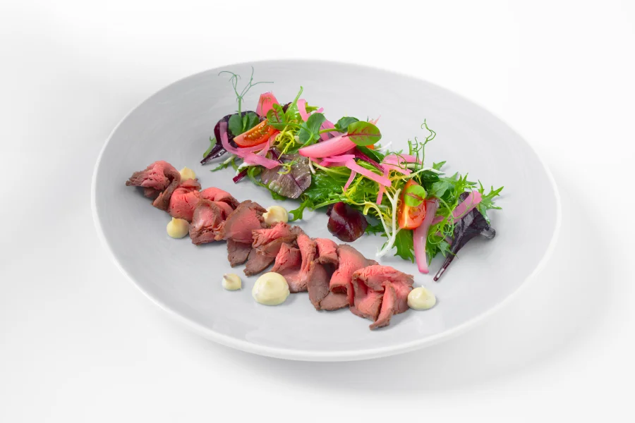 Salát s plátky hovězí svíčkové ovoněné lanýži