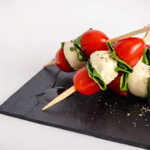 catering-kanapky-cherry-mozarella